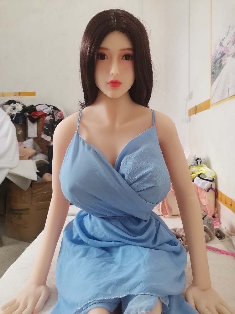 1.5米，大胸，带下体夹吸语音功能，脚底有点小瑕疵，650邮自理