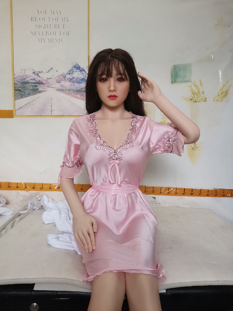 全硅胶1.6米，植发，ru头和下ti有点掉妆，1200邮自理！