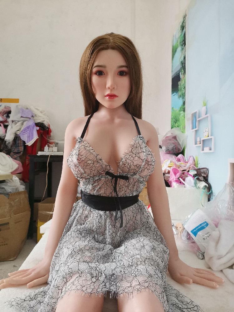 1.5米硅胶头植发，带下ti夹吸触摸发音功能，身体潮影的，大腿有丝袜勒痕，890邮自理