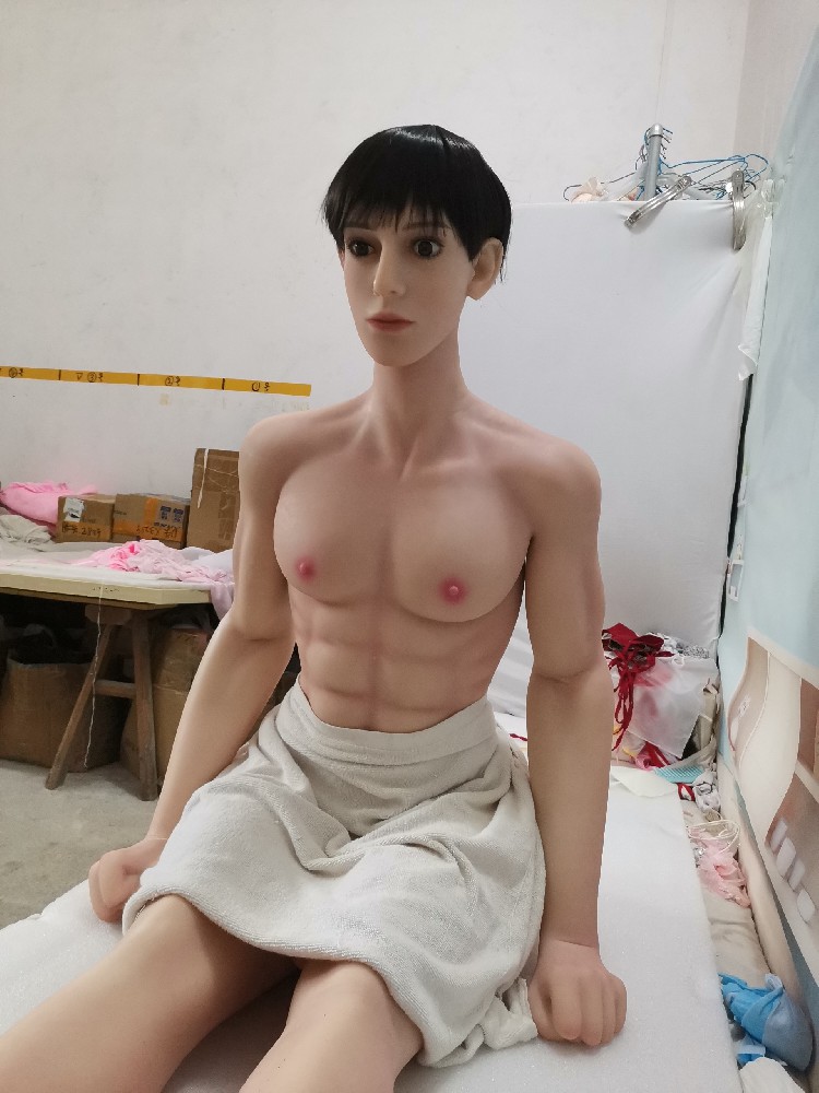 盛世佳人男娃高1.68米，头身一体，身材很好，原价8000，没买几天，涂装一流，无可挑剔，2200邮自理！