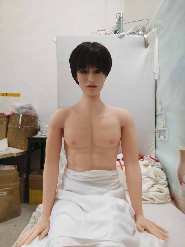 男娃1.8米，软硅胶头带口腔，杨具需自配，送一个电动杨具，接口对不上，1500邮自理！